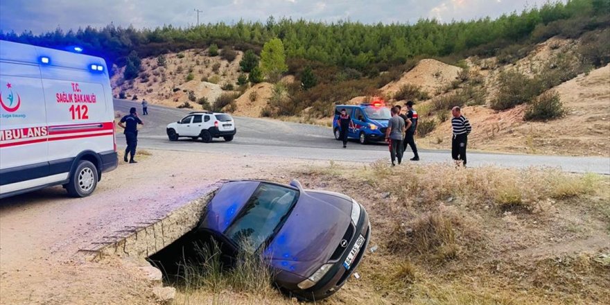 Uşak'ta otomobil dereye devrildi: 3 yaralı