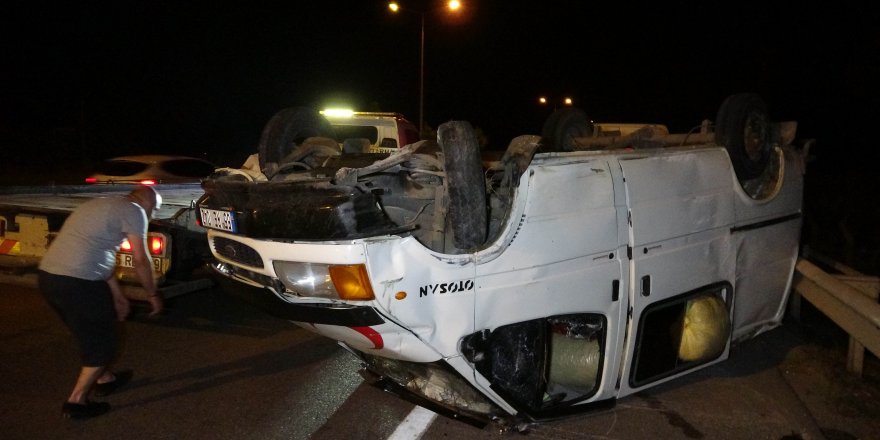 Fındık yüklü minibüs takla attı: 3 yaralı