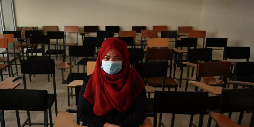 Yeniden açılan Afgan üniversitelerinde kadınlara örtünme, sınıflara harem selamlık zorunluluğu