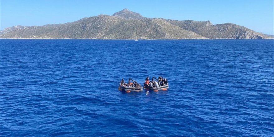 Datça açıklarında Türk kara sularına itilen can sallarındaki 21 düzensiz göçmen kurtarıldı