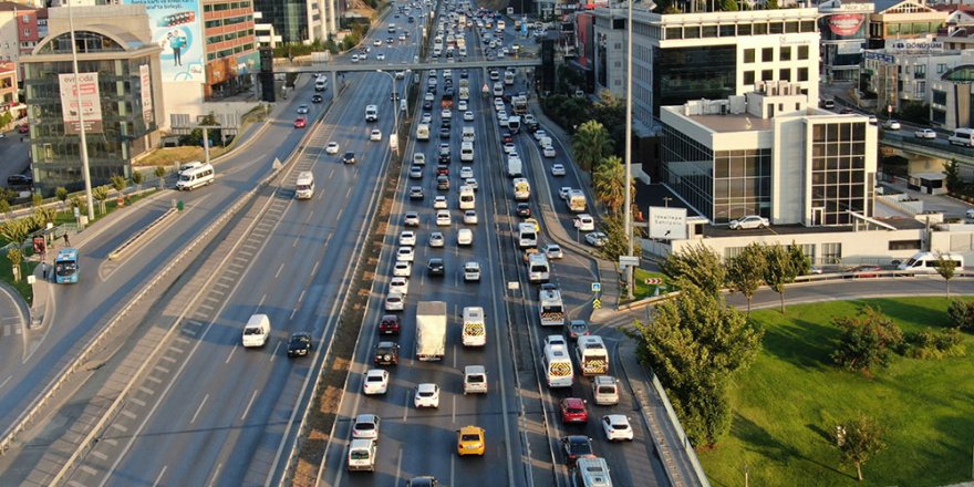İstanbul’da servis araçları yola çıktı, trafik erken saatlerde başladı