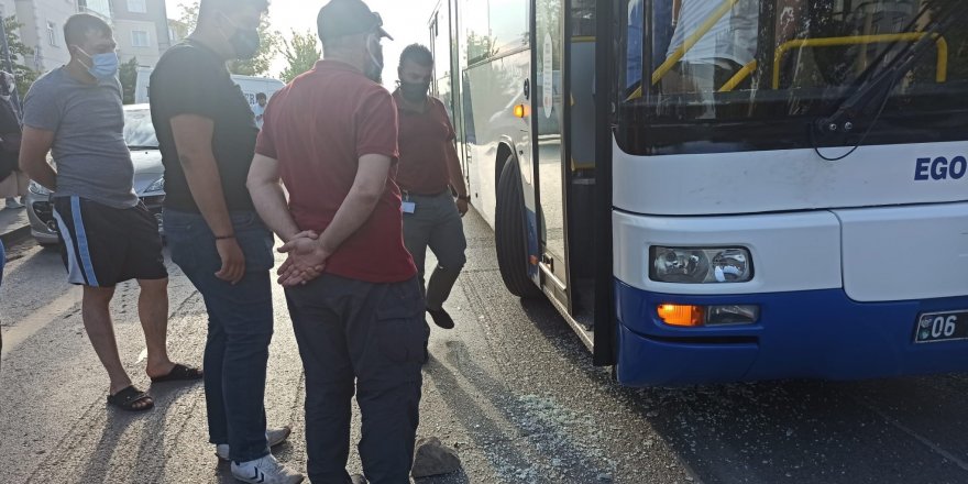 Başkent'te belediye otobüsü şöförü ile yol verme kavgası eden şahıs, otobüse silahla ateş etti