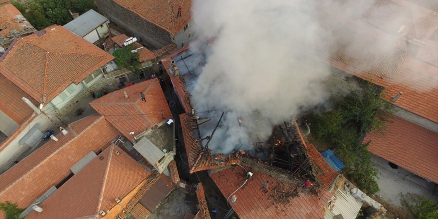 Manisa'da yanan 2 tarihi ev kullanılamaz hale geldi