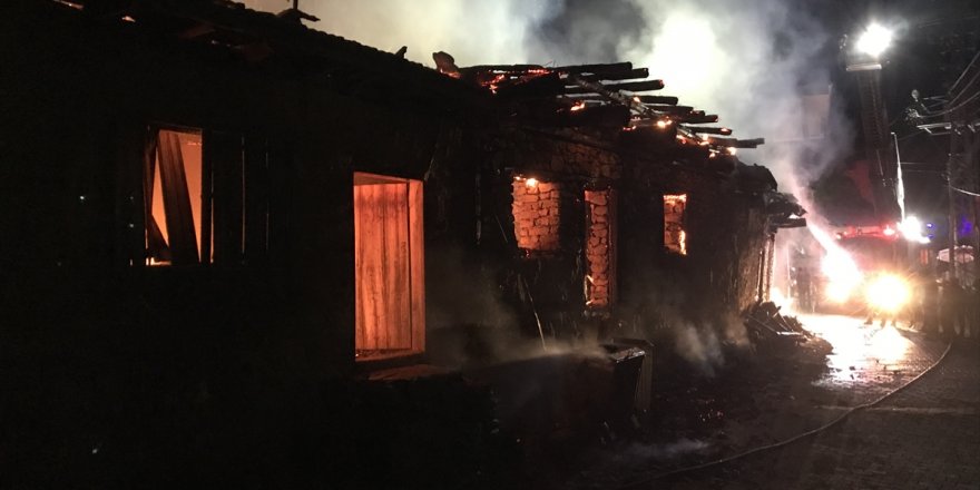 Uşak'ta çıkan yangında 3 ev ile 1 iş yeri zarar gördü
