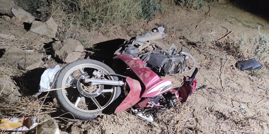 Manisa'da otomobil motosiklete çarptı : 1 ölü, 1 yaralı