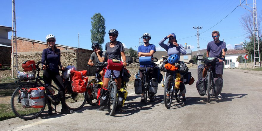 Fransız 6 arkadaş, bisikletlerle çıktıkları dünya turunda 10 bin kilometre pedal çevirip Bayburt’a geldiler