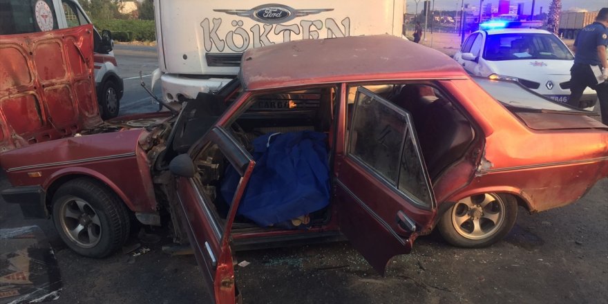 Manisa'da kamyon ile otomobilin çarpışması sonucu 1 kişi öldü, 3 kişi yaralandı