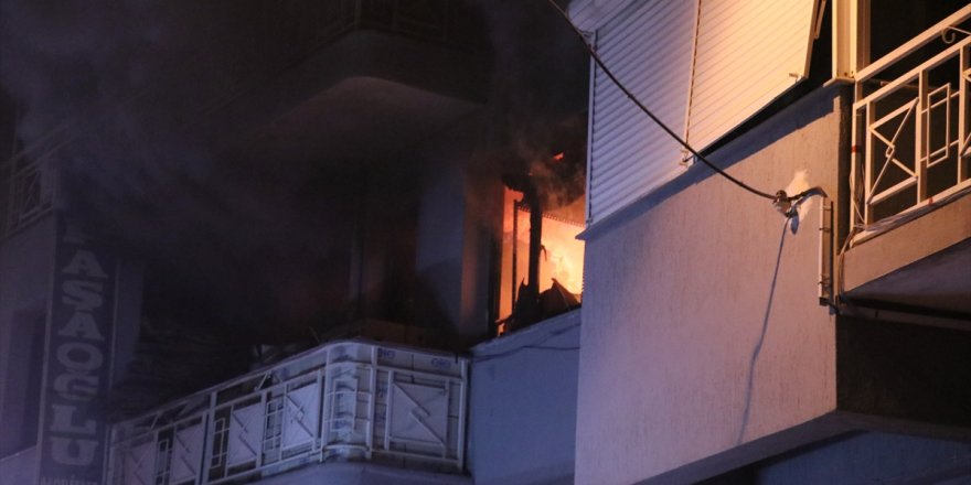 İzmir'de mobilya atölyesinde yangın çıktı
