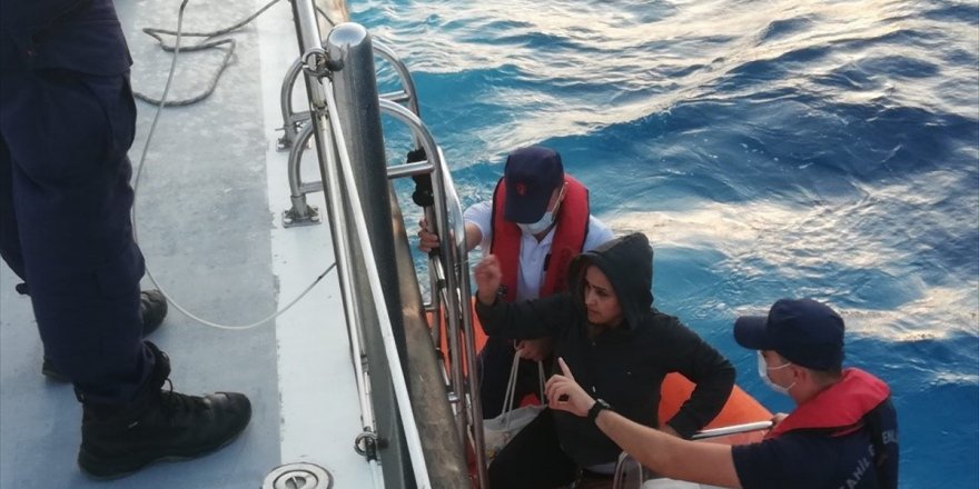 İzmir'de Türk kara sularına itilen 59 düzensiz göçmen kurtarıldı