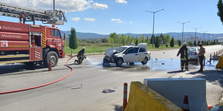 Kütahya'da sivil polis aracı ile otomobilin çarpışması sonucu 2'si polis 5 kişi yaralandı