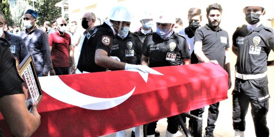 Kahramanmaraş'taki trafik kazasında ölen iki kardeş İzmir'de son yolculuklarına uğurlandı