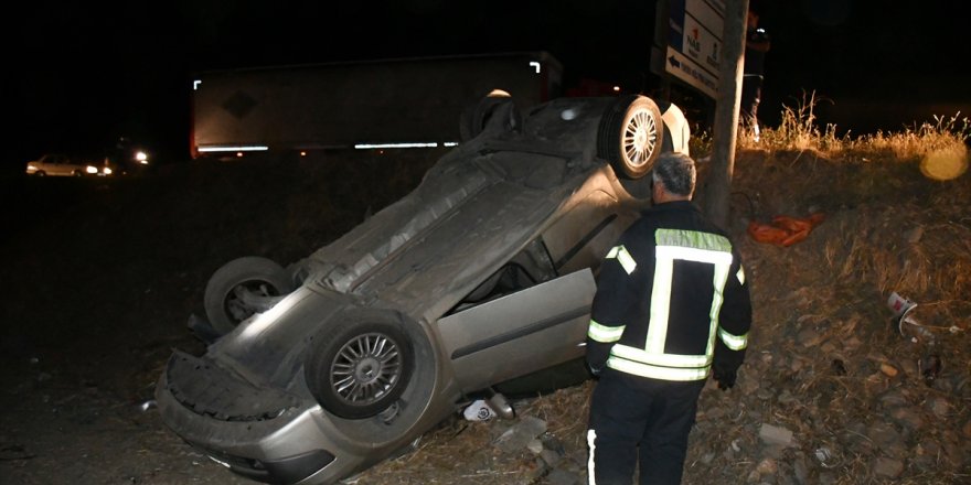 Manisa'da otomobilin devrilmesi sonucu 2 kişi yaralandı