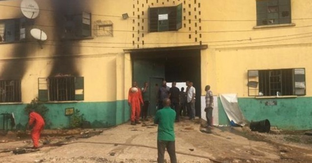 Nijerya’da cezaevine silahlı baskın: 240 mahkum firar etti