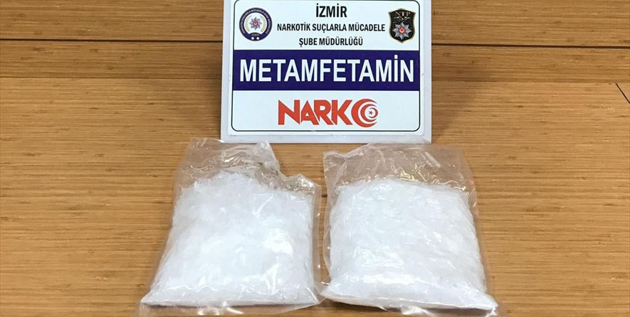 İzmir'de bir motosikletlinin üzerinde 1 kilogram uyuşturucu ele geçirildi