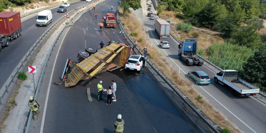 İzmir'de devrilerek sürüklenen kamyon, motosiklet ve otomobile çarptı: 2 yaralı