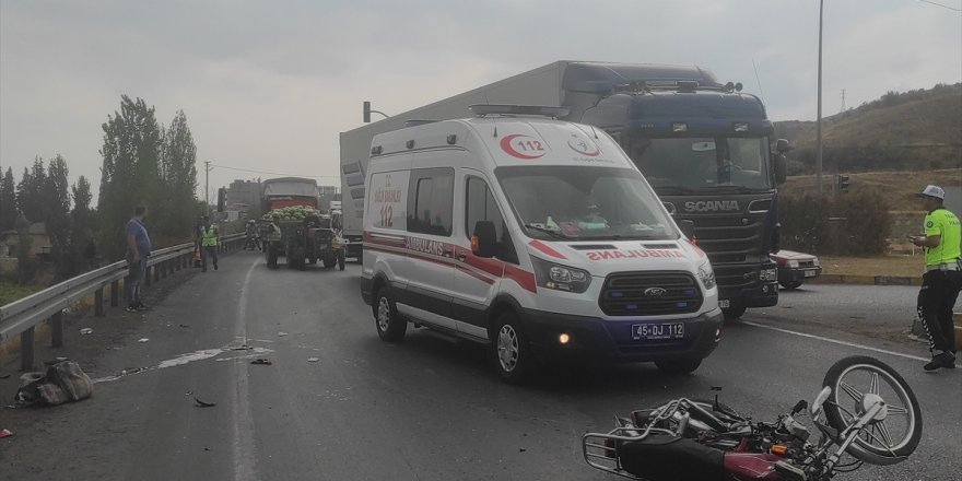 Manisa'da otomobille çarpışan motosikletin sürücüsü öldü