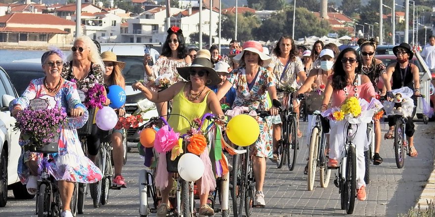Urla'da "Süslü Kadınlar Bisiklet Turu" etkinliği düzenlendi