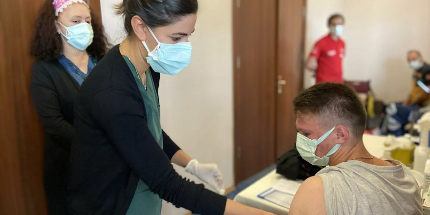 Sağlık Bakanlığı, koronavirüs rehberini güncelledi: İki doz aşı olanlarla ilgili yeni karar