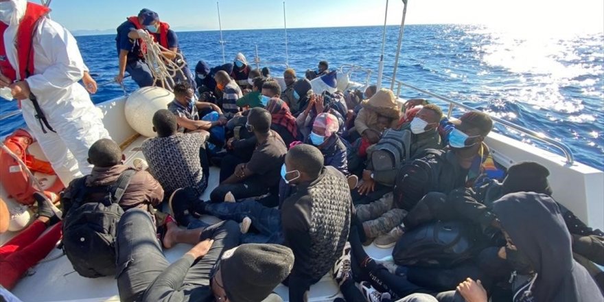Muğla açıklarında Türk kara sularına geri itilen 84 düzensiz göçmen kurtarıldı