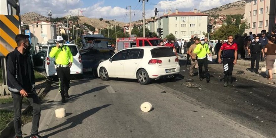 Afyonkarahisar'da zincirleme trafik kazasında 1 kişi öldü, 4 kişi yaralandı