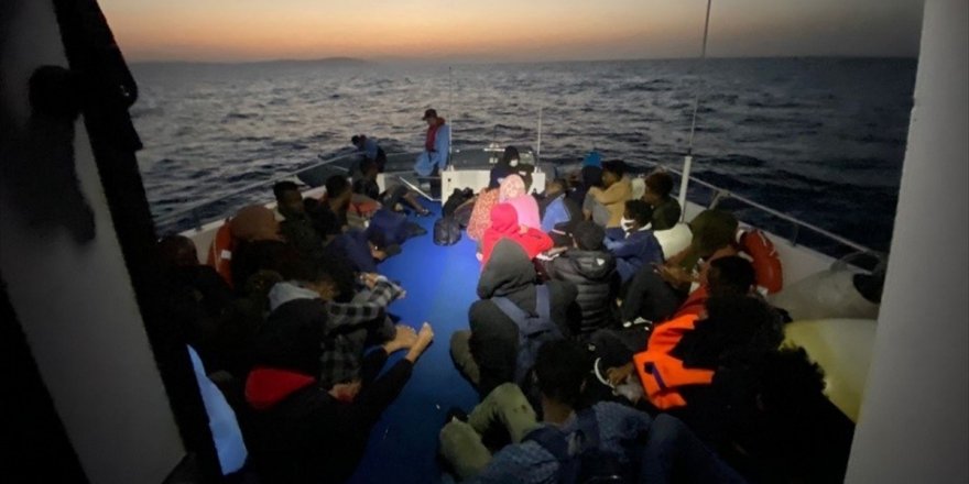 İzmir'de Türk kara sularına geri itilen 75 düzensiz göçmen kurtarıldı