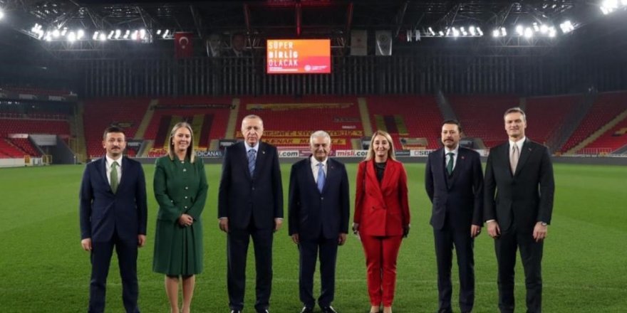 Cumhurbaşkanı Erdoğan İzmir'de yeşil sahaya indi