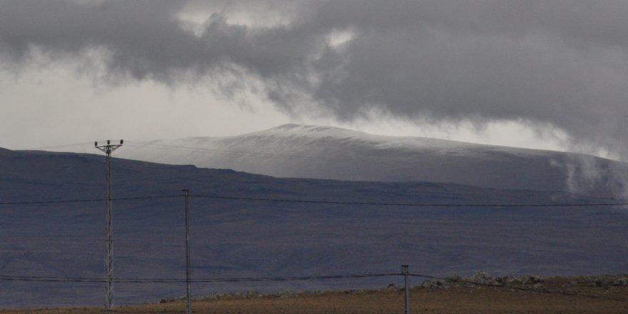 Kars’ta yüksek kesimlere mevsimin ilk karı düştü