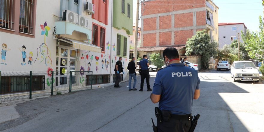 Denizli'de anaokulu önünde çıkan silahlı kavgada 1 kişi bıçakla yaralandı