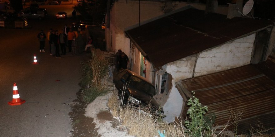 Sivas'ta araç evin bahçesine uçtu: 3 yaralı