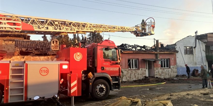 İzmir'de 3 müstakil ev yandı