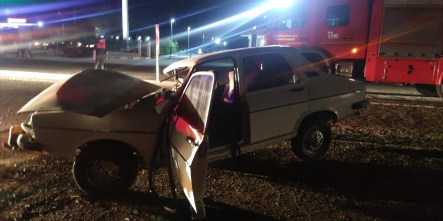 Manisa'da park halindeki tankere çarpan otomobilin sürücüsü yaralandı