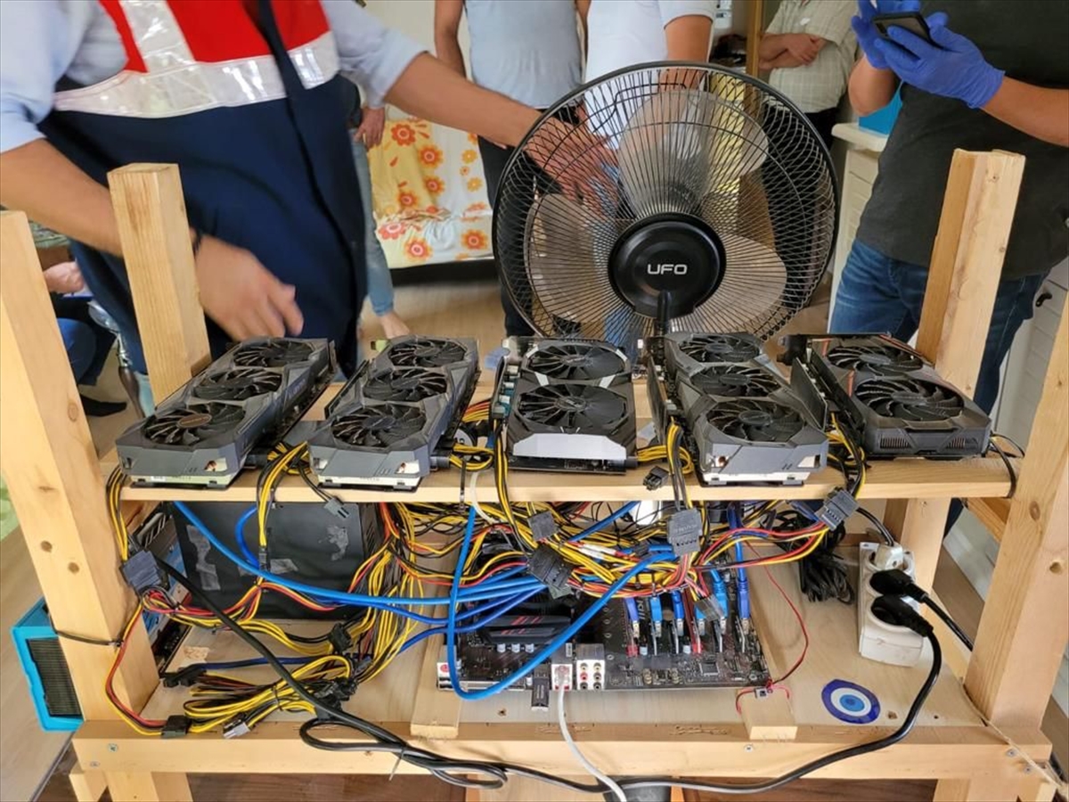 İzmir'de kripto para madenciliğinde kullanılan cihazlar ele geçirildi