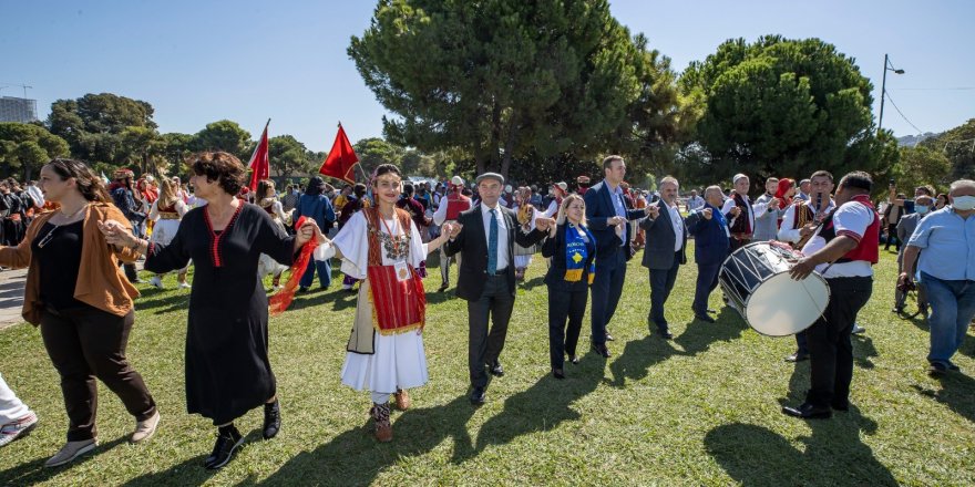 İzmir’de "15. Balkanlılar Halk Dansları ve Kültürü Festivali" başladı