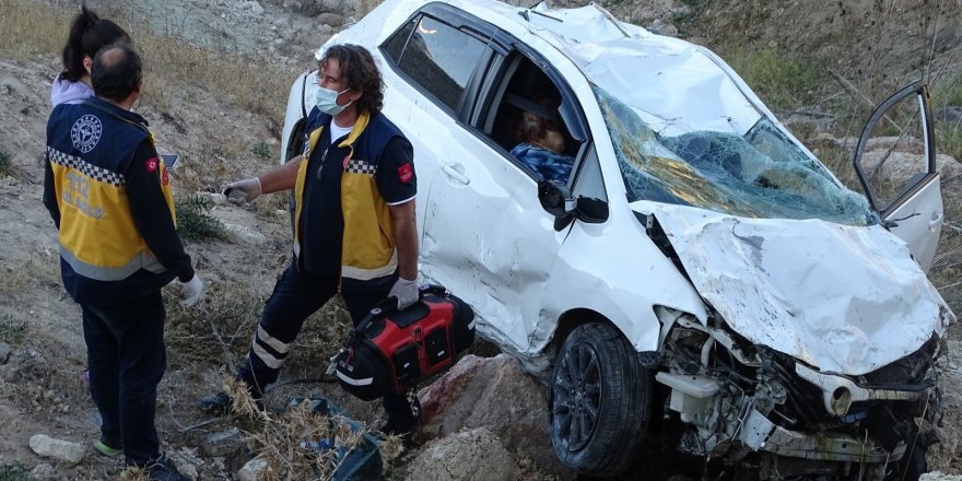 Hisarcık'ta otomobil uçuruma yuvarlandı: 1 ölü, 1 yaralı