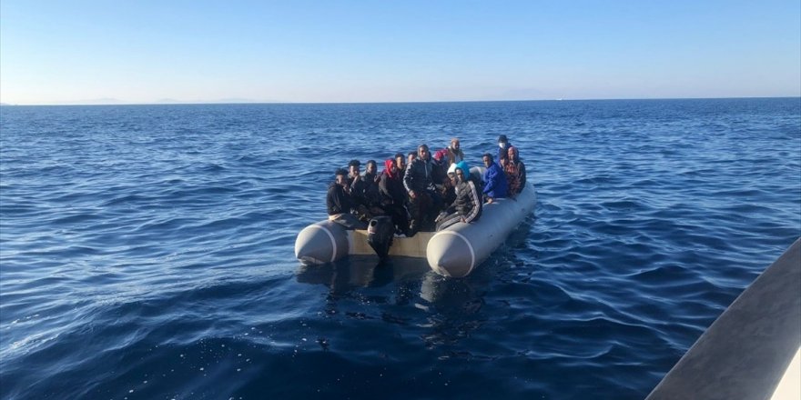 İzmir ve Aydın'da Türk kara sularına itilen 306 düzensiz göçmen kurtarıldı