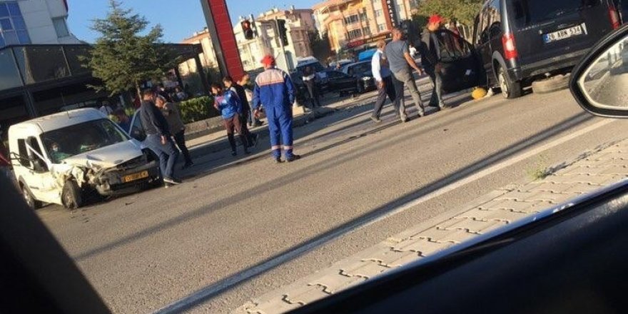 Polatlı’da iki ticari araç kafa kafaya çarpıştı: 4 yaralı
