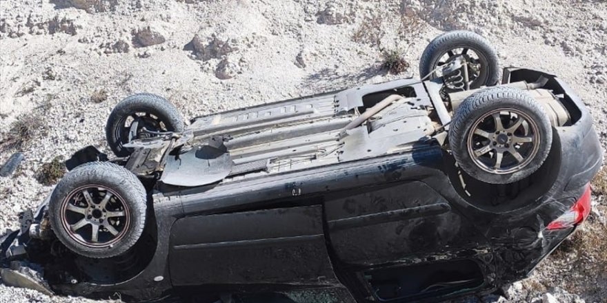 Uşak'ta otomobilin devrilmesi sonucu 2 kişi yaralandı