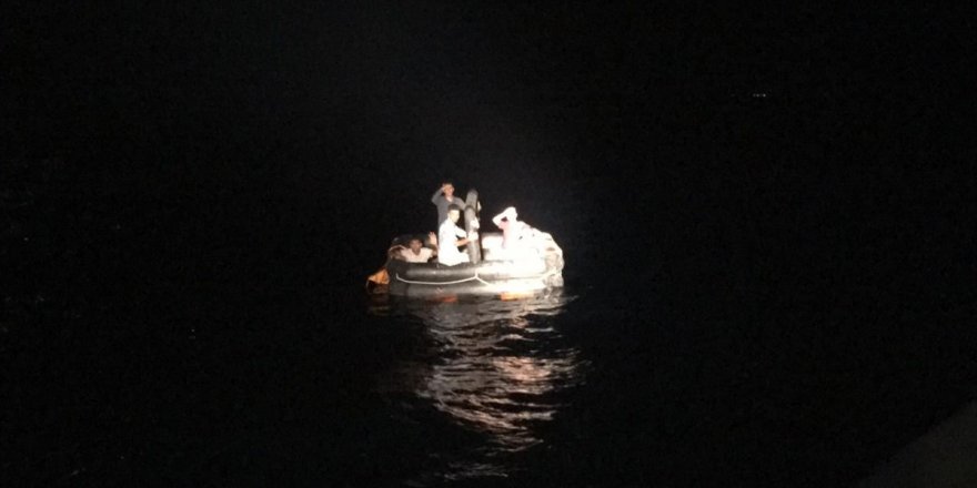 Muğla'da can salındaki 6 düzensiz göçmen karaya çıkarıldı