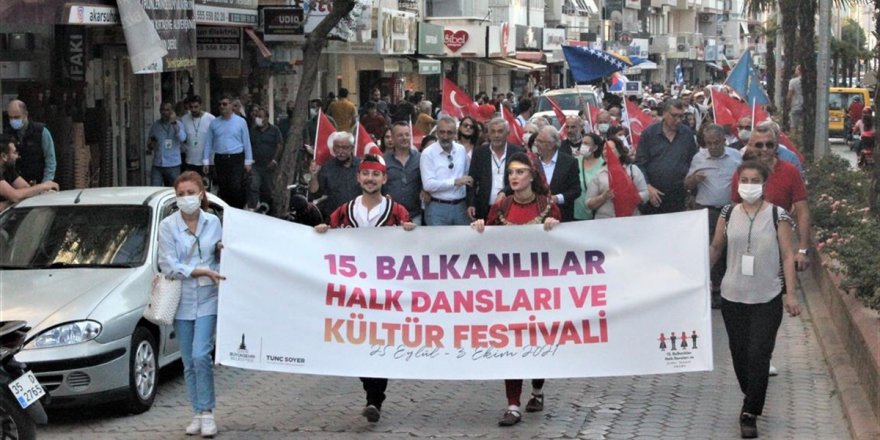 Ödemiş'te 15. Balkanlılar Halk Dansları ve Kültür Festivali kapsamında gösteri yapıldı