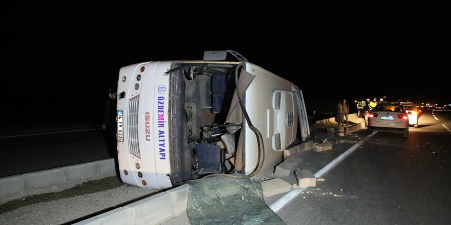 Uşak'ta devrilen işçi servisindeki 10 kişi yaralandı
