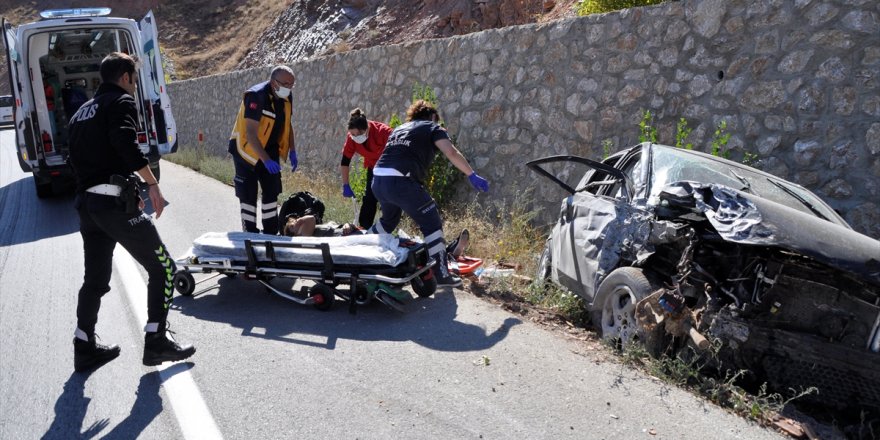 Afyonkarahisar'da virajı alamayan araç kaza yaptı