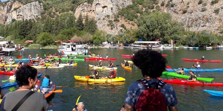 Muğla'da kanocular, rahatsızlanan June Haimoff için şükran geçişi yaptı