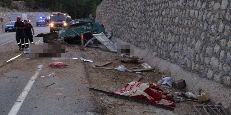 Koyun yüklü kamyon devrildi: Baba ve oğlu hayatını kaybetti