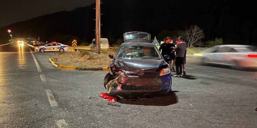 Manisa'da iki otomobilin çarpıştığı kazada sürücüler yaralandı