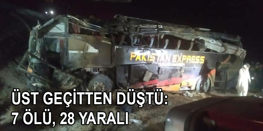 Pakistan’da yolcu otobüsü üst geçitten düştü: 7 ölü, 28 yaralı