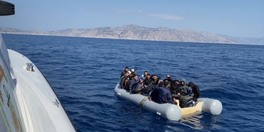 Marmaris'te Türk kara sularına itilen bot ve can salındaki 77 düzensiz göçmen kurtarıldı