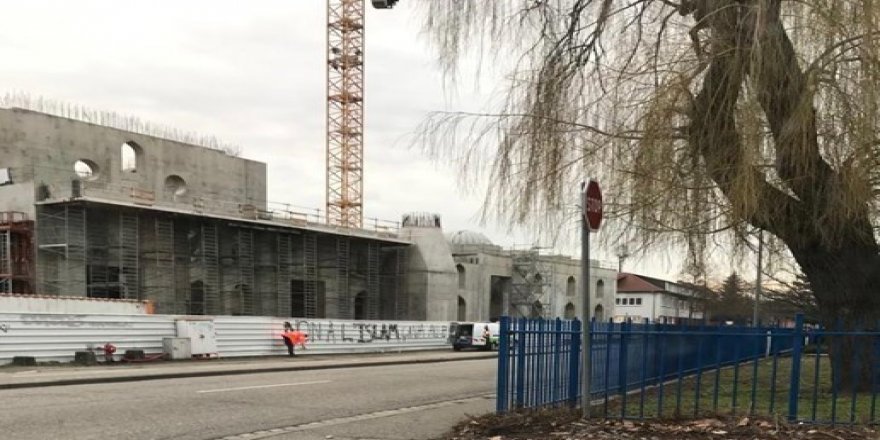Fransa'da cami inşaatına çirkin saldırı