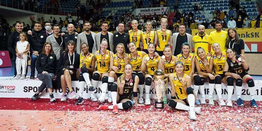 Vakıfbank kupasını aldı