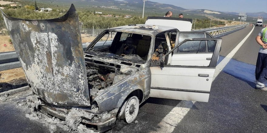 Manisa'da otoyolda yanan otomobil kullanılamaz hale geldi