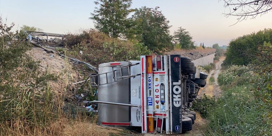 Manisa'da devrilen süt tankerinin sürücüsü ağır yaralandı